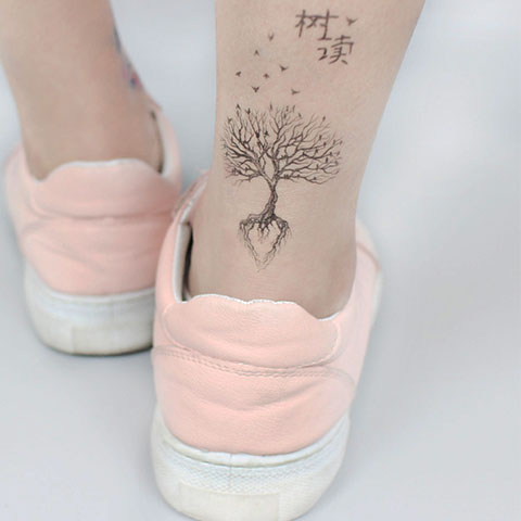 tatouage femme arbre de vie cheville
